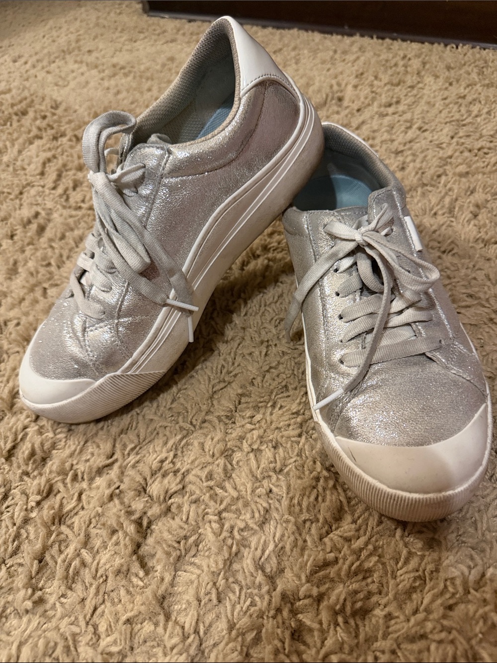 Women's Glitter Low-Top Sneakers in Silver - Casual Lace-Up